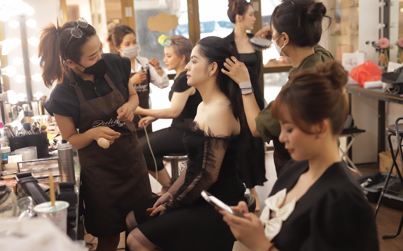 Khóa học trang điểm cho tập thể, công ty