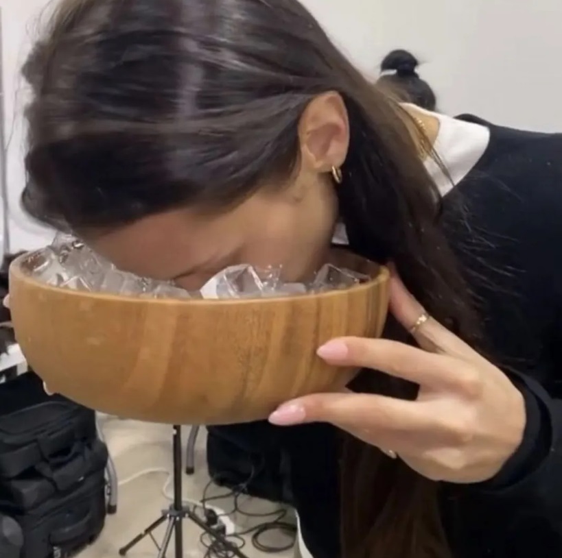 Ngâm mặt với nước đá – liệu pháp làm tươi da tức thì