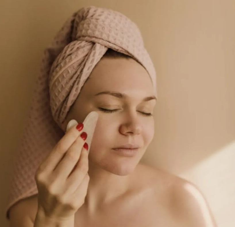 Massage da mặt bằng đá gua sha – xu hướng “tái sinh” gương mặt