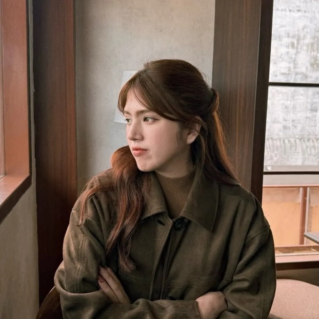 4. Tóc buộc nửa đầu – nhẹ nhàng và sang trọng