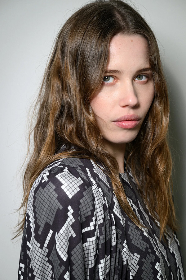 2. Golden Brown – nâu ánh vàng rạng rỡ, tôn da và trẻ trung