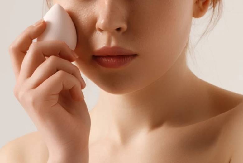 2. Chọn công cụ trang điểm phù hợp để nền mịn và “ăn da”