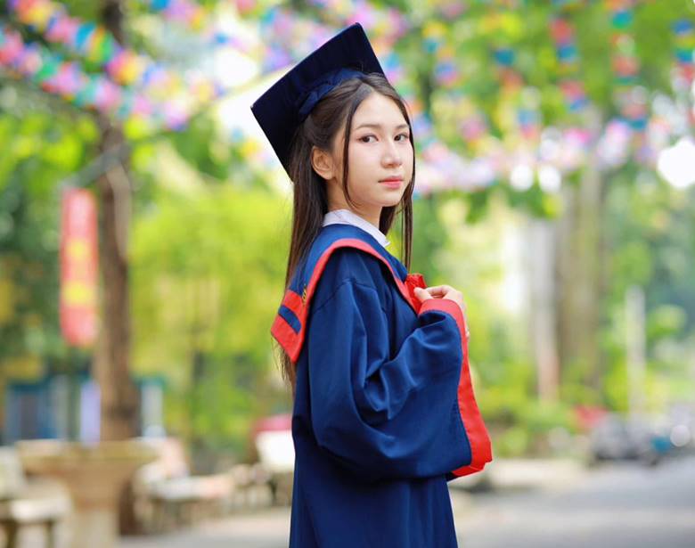 Nền mỏng nhẹ và chống thấm nước giúp da thông thoáng hơn