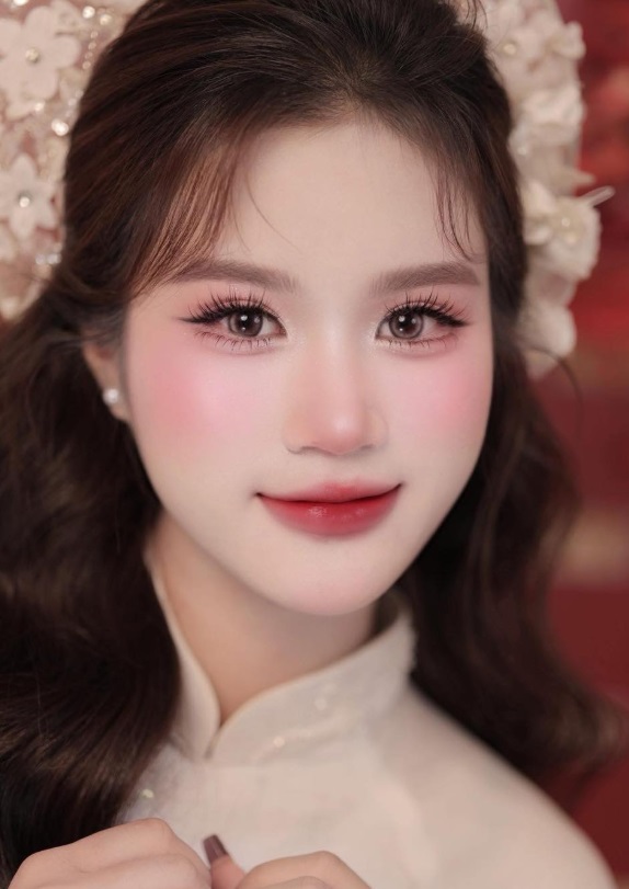 Trang điểm tông cam đào hoặc hồng đào – nhẹ nhàng mà vẫn cuốn hút