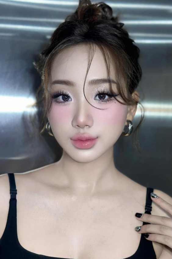 Đính pha lê hoặc sticker – cá tính, độc lạ và cực kỳ nổi bật