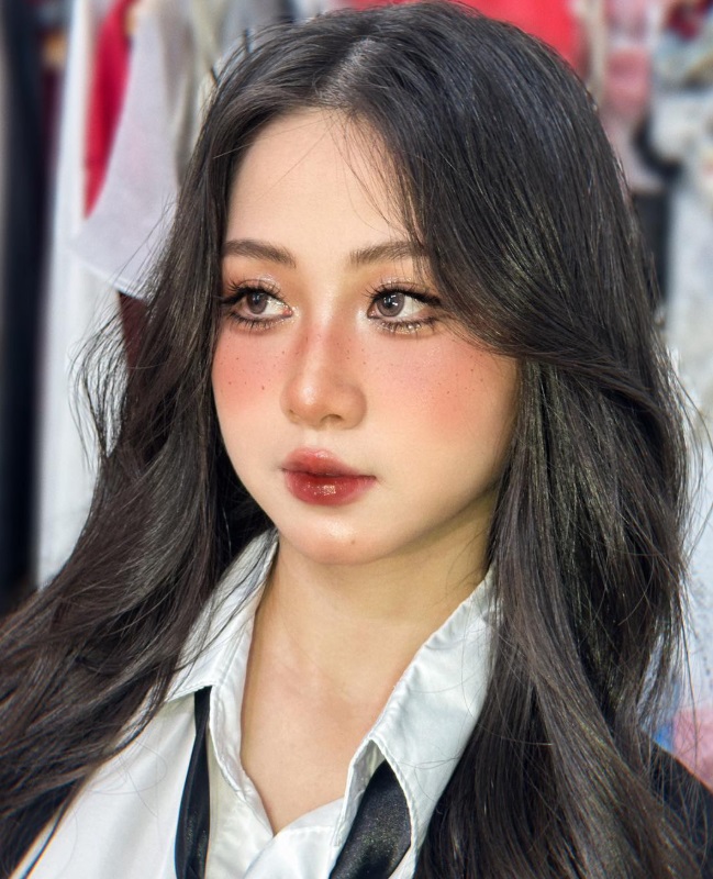 3. Gạt bớt mascara thừa trên cọ