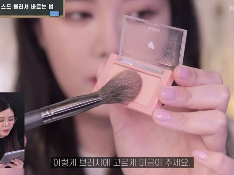 1. Má hồng dạng phấn – Dễ dùng nhưng cần tán đúng cách