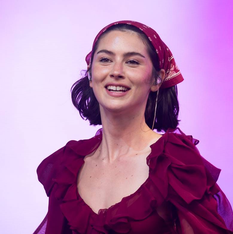 Gracie Abrams và chiếc bandana tưởng chừng đơn giản