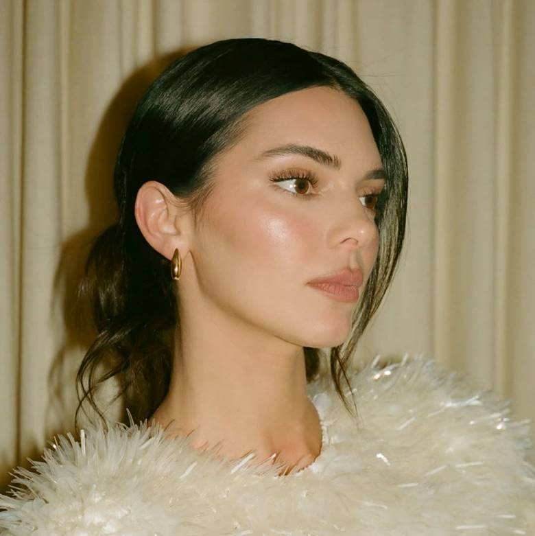 Kendall Jenner và búi tóc thấp thanh lịch