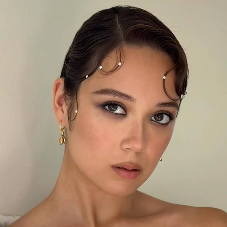 Laufey và những viên đá lấp lánh trên tóc