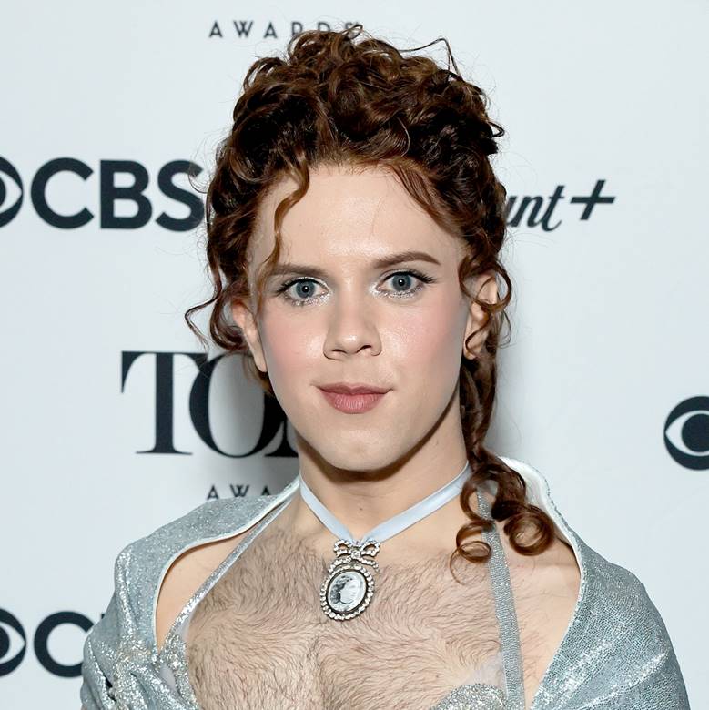 Taylor Swift và sắc son đỏ biểu tượng