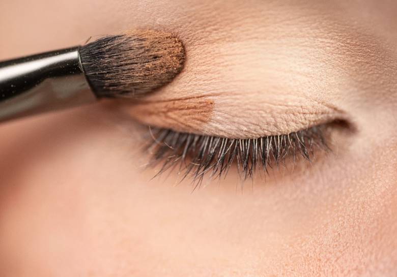 Bước 2: Nhấn đuôi mắt để mở rộng ánh nhìn