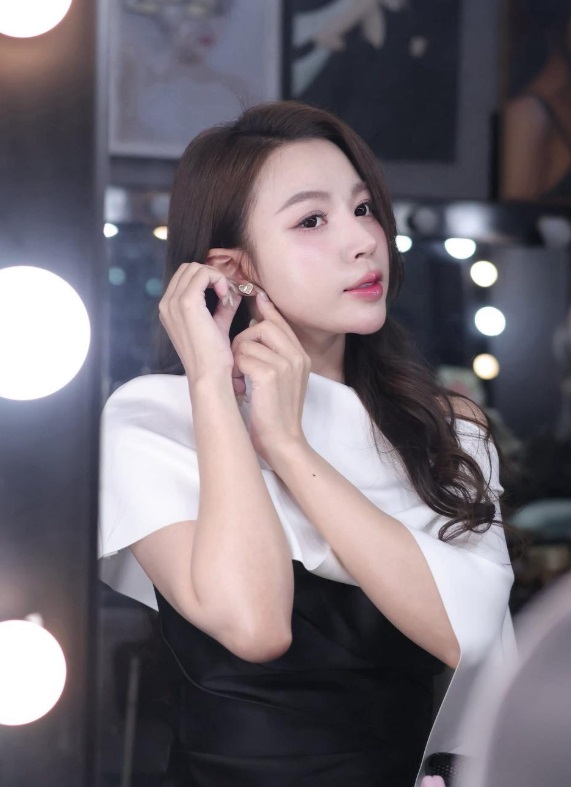 2. Trang điểm theo phong cách ’90s glam – Cổ điển mà hiện đại