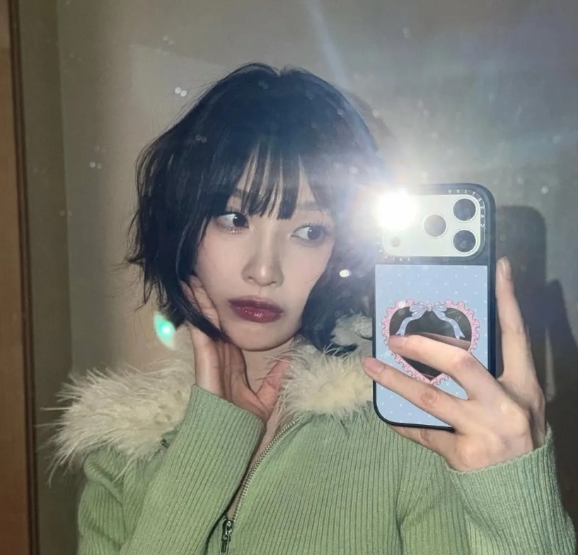 1. Tóc ngắn uốn sóng kết hợp mái: Dịu dàng nhưng không nhạt nhòa