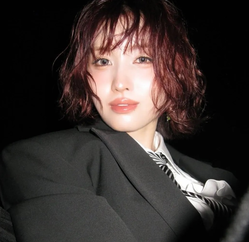 5. Tóc ngắn uốn sóng nhuộm vàng: Giao thoa giữa cổ điển và hiện đại