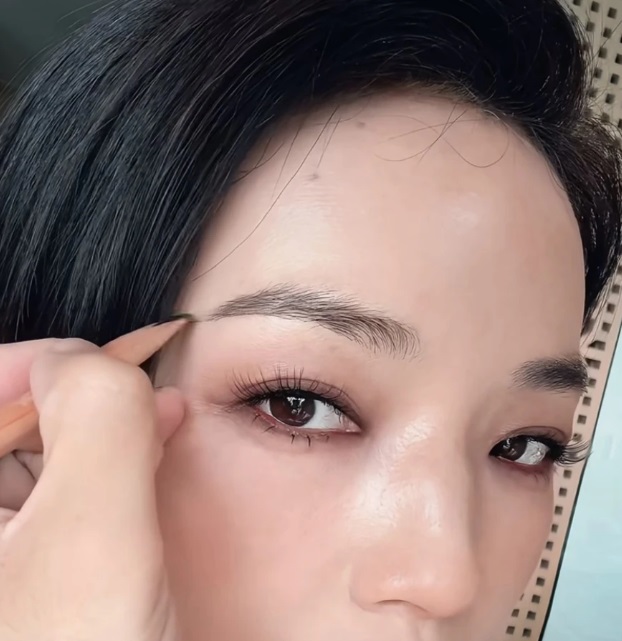 Bước 1: Phác thảo dáng mày bằng chì – càng nhẹ tay càng tốt