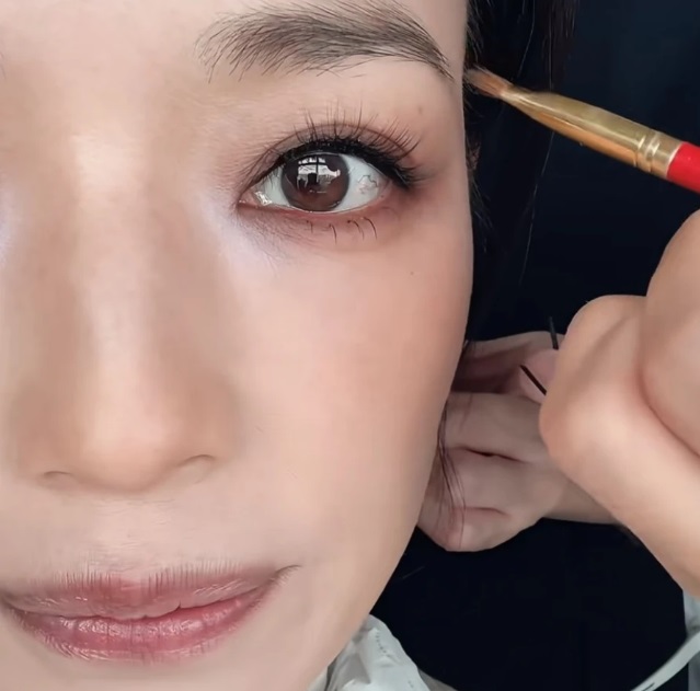 Bước 2: Dùng phấn để lấp đầy – tạo hiệu ứng “lông mày thật”