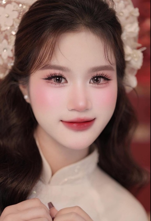 3. Bấm cong mi đúng cách – yếu tố quyết định độ “mở” của mắt