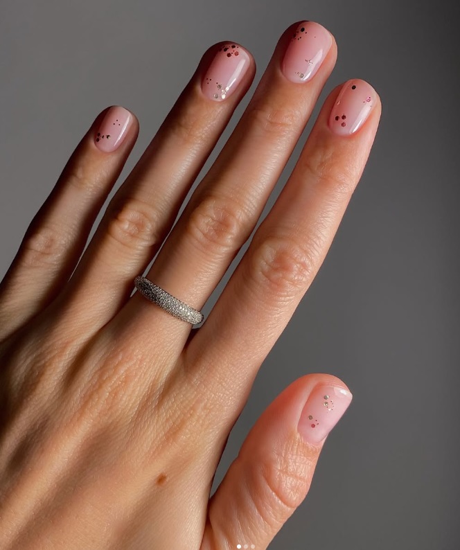 4. Móng đính phụ kiện tinh tế – Điểm nhấn nhỏ, hiệu quả lớn