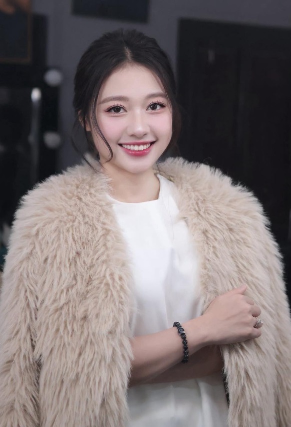 Trang điểm hiệu ứng “chín mọng”: Cảm hứng từ sắc cam dịu ấm