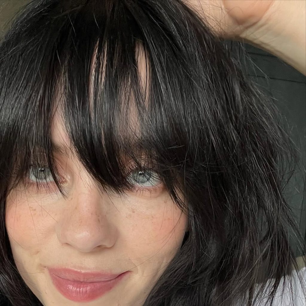 Billie Eilish với phong cách makeup tự nhiên.