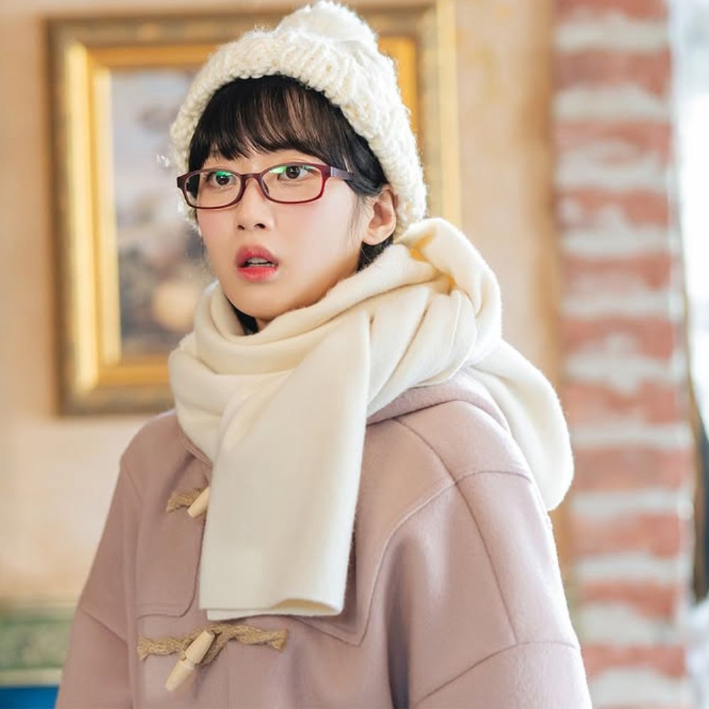 Moon Ga-young với vẻ ngoài tinh tế của một nữ nhân viên văn phòng