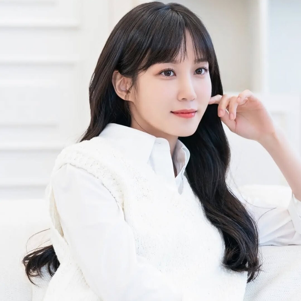 Làm sạch da bằng nước tẩy trang gốc dầu là bí quyết giúp cô duy trì vẻ đẹp ở tuổi 33
