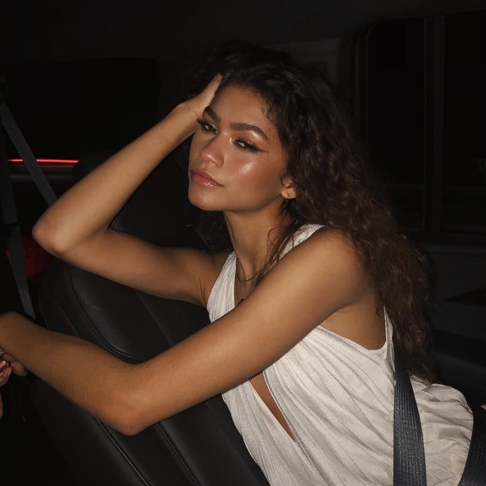 Nhờ thói quen uống nước mà Zendaya luôn sở hữu làn da căng mọng