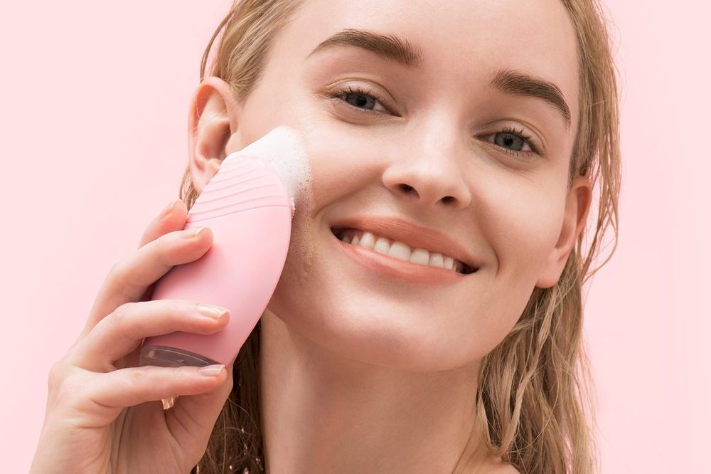 Vệ sinh da thật sạch sau khi nặn mụn