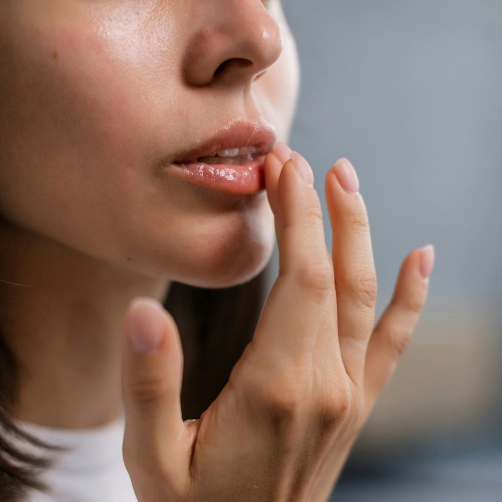 Đắp mặt nạ môi giúp môi được phục hồi hiệu quả.