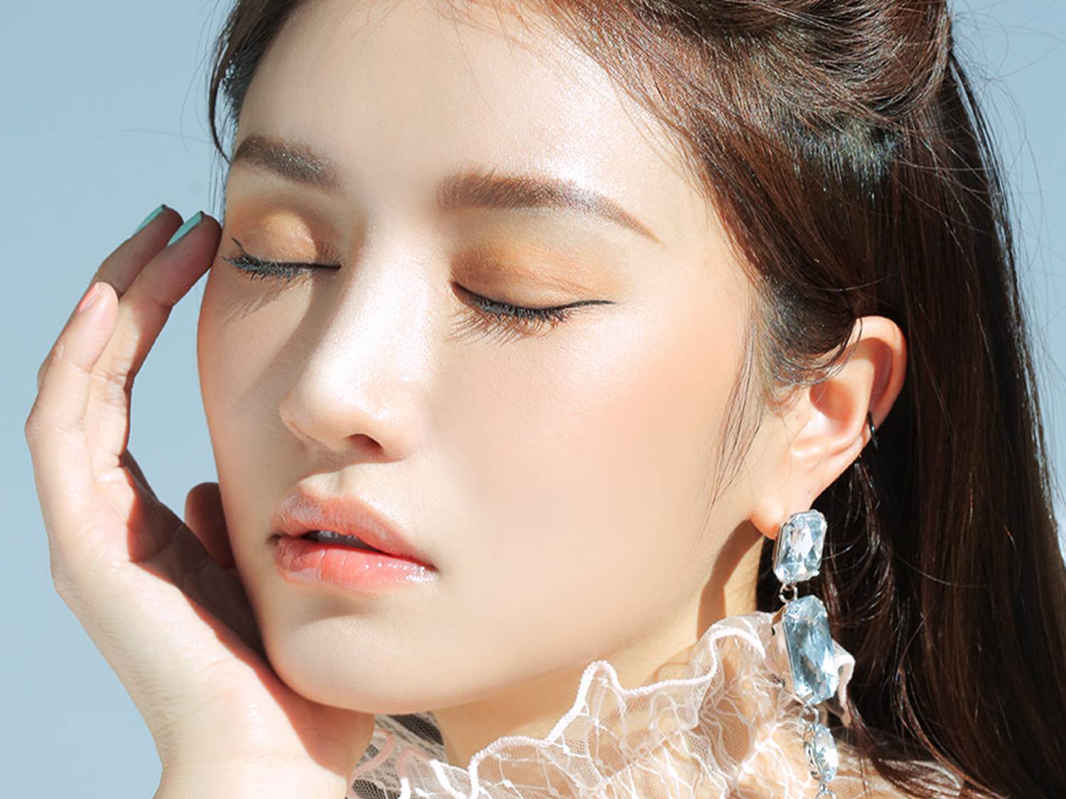 Makeup với lớp nền tối giản