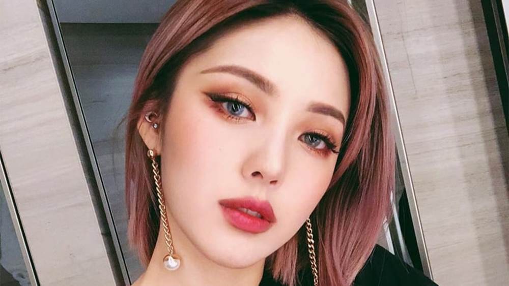 Makeup mắt khói cũng rất phù hợp với màu son đỏ