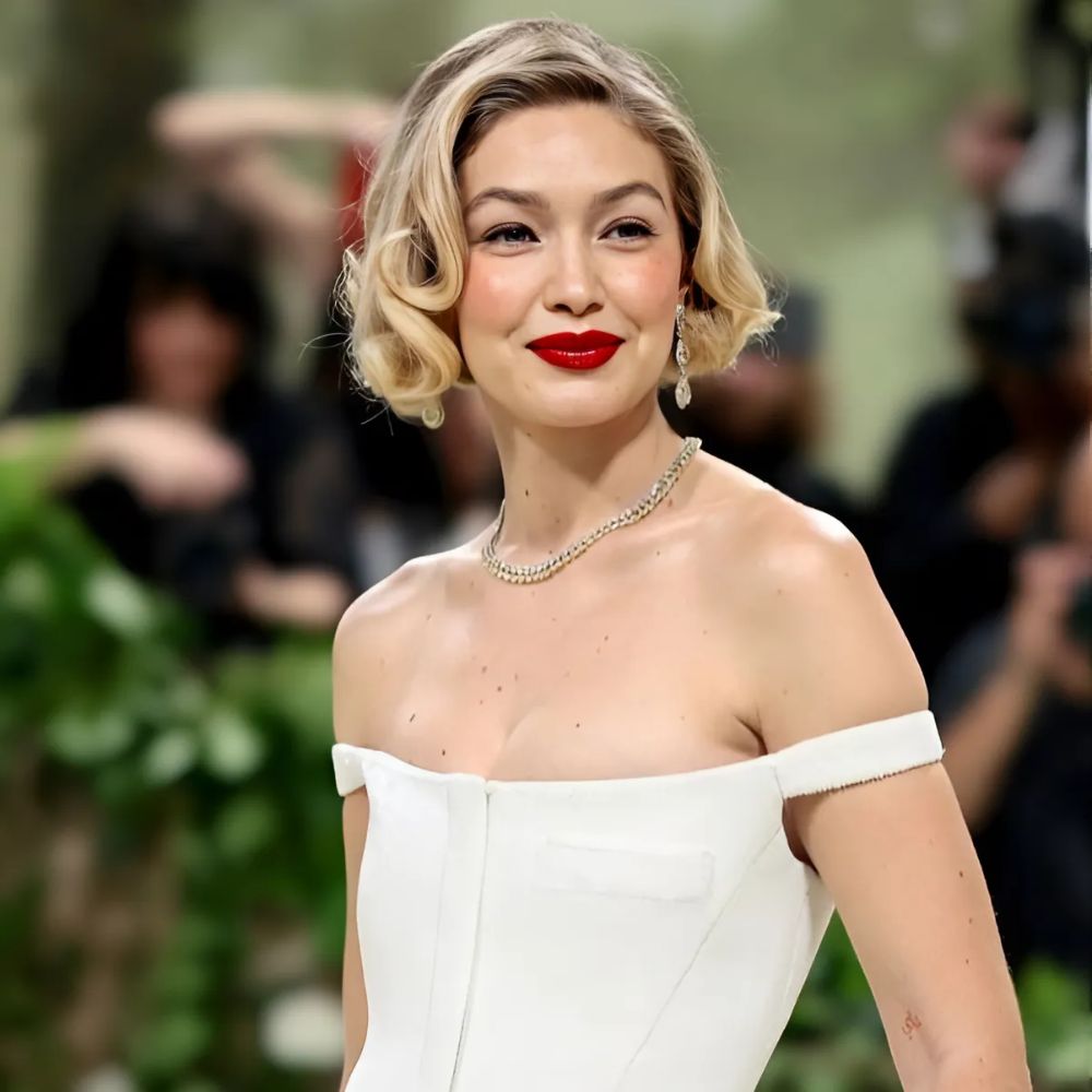  Gigi Hadid xuất hiện tại Met Gala 2024 với layout trang điểm tông đỏ.