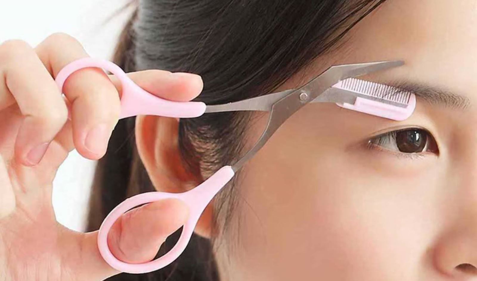 Chải và tỉa chân mày để định hình dáng mày
