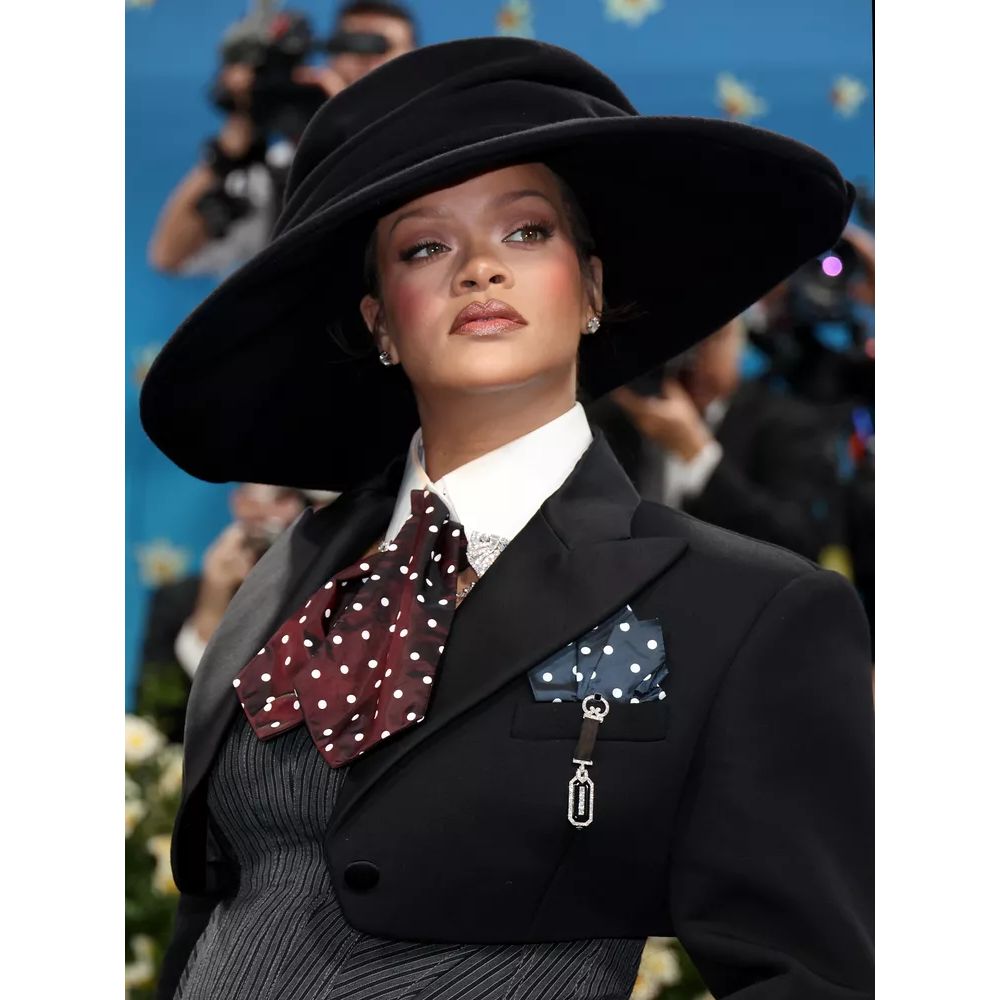 Rihanna nổi bật tại Met Gala 2025