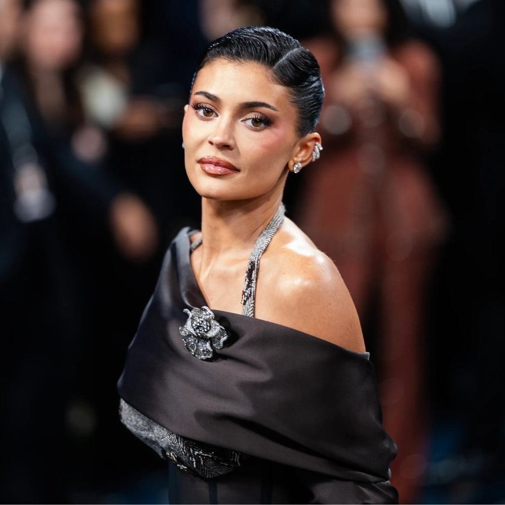 Mắt khói cong vút của Kylie Jenner là một khoảnh khắc đáng nhớ tại Met Gala 2025
