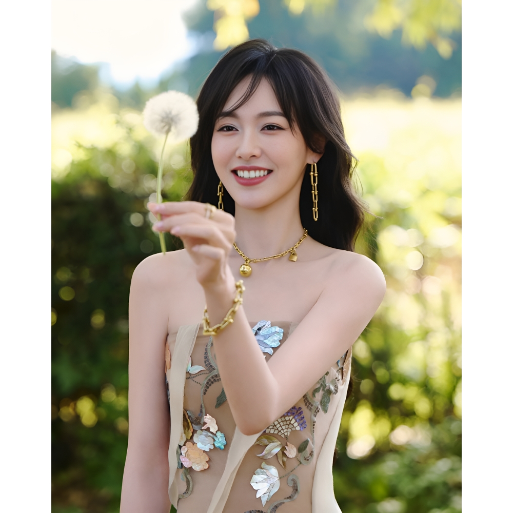 Đường Yên tựa như một đóa hoa mong manh tại Cannes