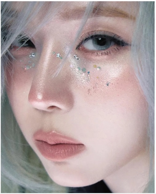 Phong cách makeup Y3K đi concert cực nổi bật