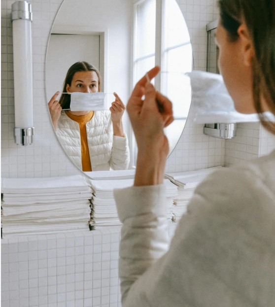 Đeo khẩu trang thường xuyên khiến da bị nổi mụn