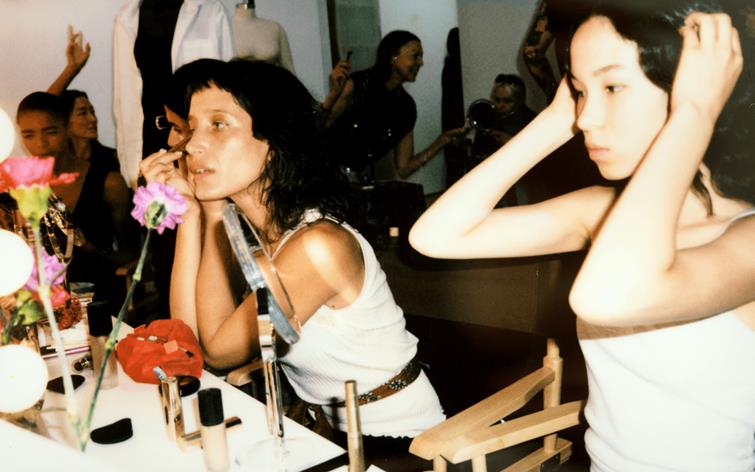 Khi các người mẫu tự makeup trên sàn diễn: Vẻ đẹp cá nhân lên ngôi!