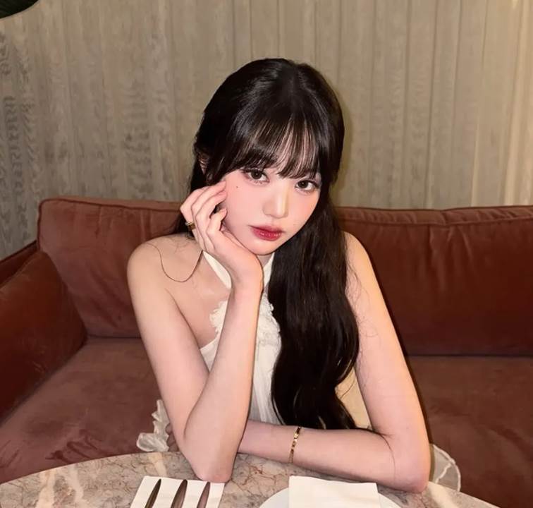 Son đỏ hồng và áo trắng – rạng rỡ trong sự đơn giản