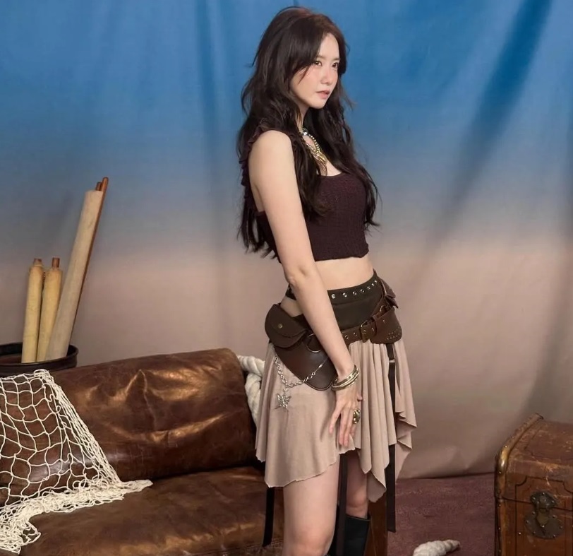 Yoona (SNSD) tỏa sáng với makeup tone trầm ấm và mái tóc xoăn nhẹ