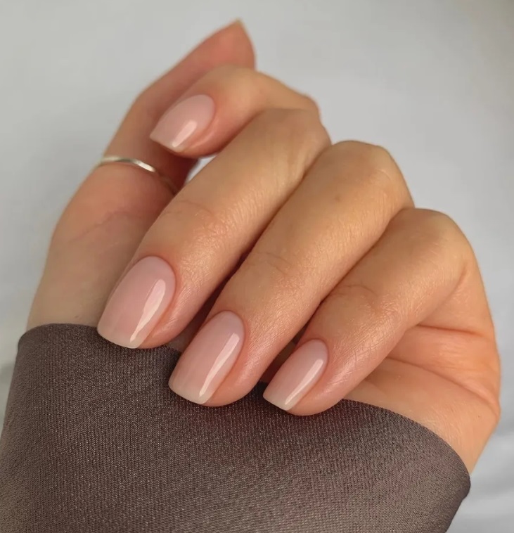 1. Dặm thêm lớp top coat – bí quyết giữ màu sơn bền đẹp