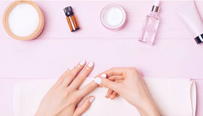 2. Dưỡng ẩm cho móng và vùng da quanh móng mỗi ngày