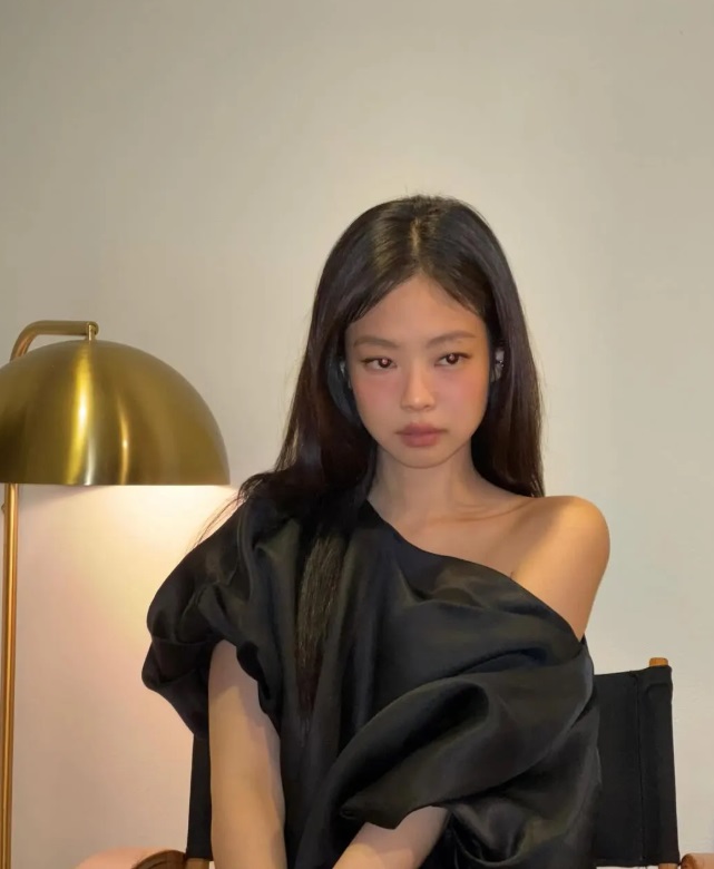 Gương mặt tròn – Thanh thoát hơn với đỉnh mày góc cạnh