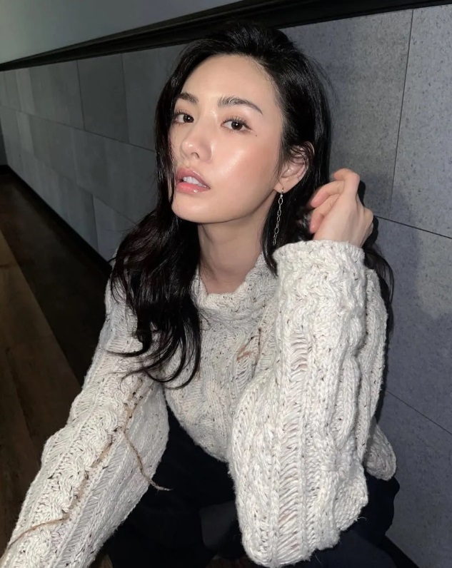 Gương mặt vuông – Mềm mại với dáng mày cong tự nhiên