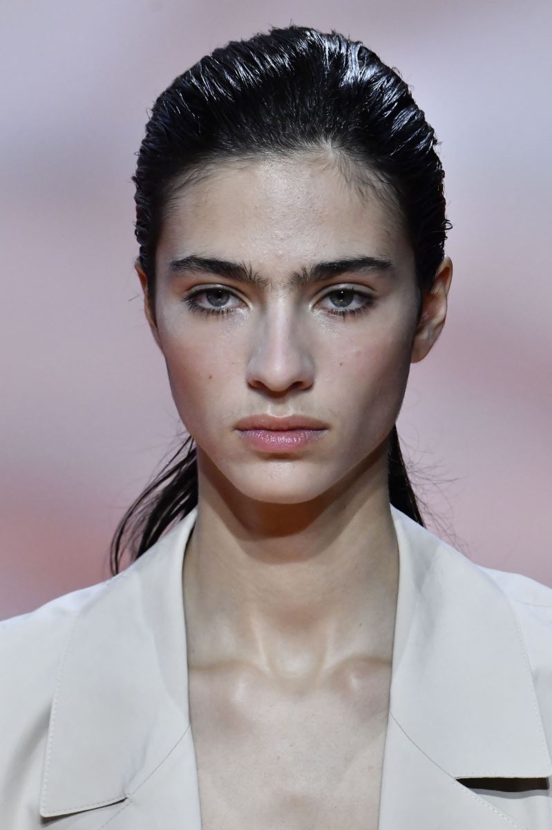 2. Tóc ướt (Wet-look) – phong cách “bóng bẩy” thống trị sàn diễn