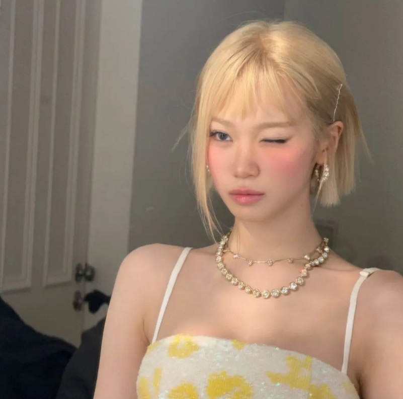 3. Kim Chaewon (LE SSERAFIM) – Baby Bob ánh kim hiện đại