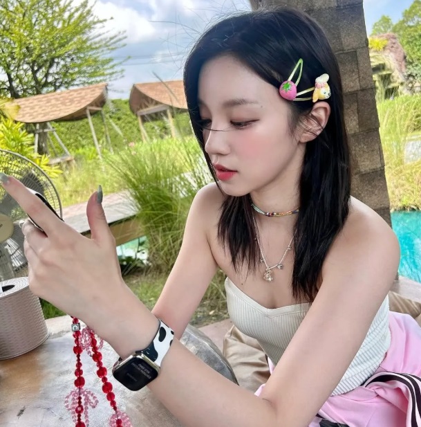 Kiểu tóc xõa với kẹp tóc đẹp mắt