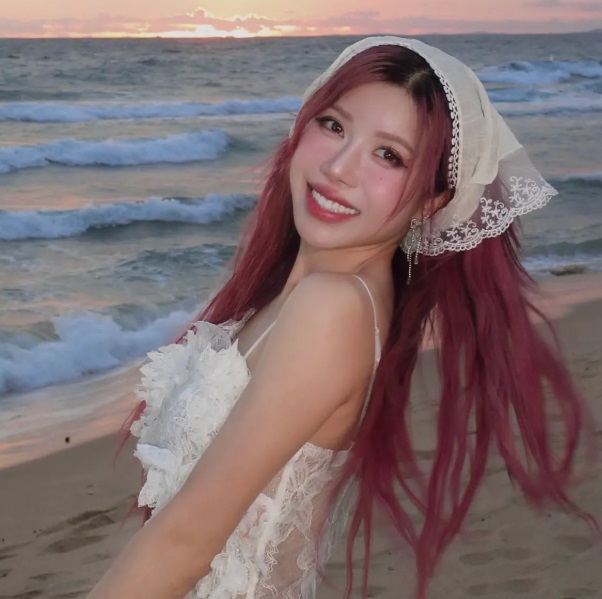 Trang Pháp với mái tóc xoăn cùng khăn turban